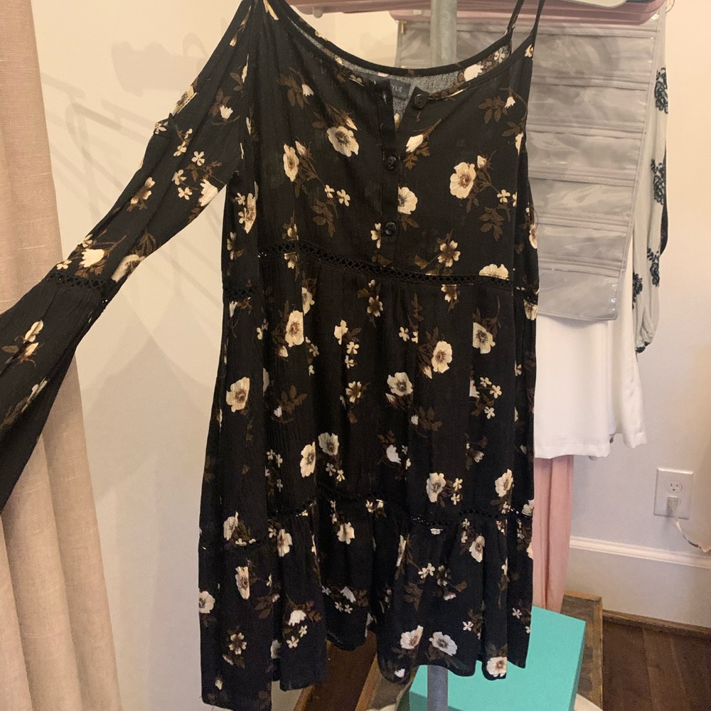 Off the shoulder, long sleeve flowery blouse!